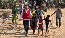 دفن جثث فلسطينيين مجهولي الهوية عادوا من إسرائيل في إطار اتفاق وقف إطلاق النار في مقبرة جماعية بدير البلح، قطاع غزة، الأربعاء 5 نوفمبر/تشرين الثاني 2025. تصوير: أحمد إبراهيم