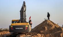 تعمل الآليات الثقيلة بالتنسيق مع أعضاء سرايا القدس وف.jpg