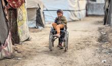 يُكافح النازحون الفلسطينيون لمواجهة ظروف معيشية صعبة مع اقتراب فصل الشتاء، حيث يعيشون في خيام مهترئة لا تحميهم من البرد أو المطر