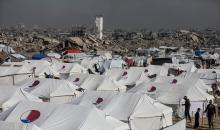 نظر عام لخيام النازحين وسط الدمار في حي الزيتون، جنوب شرق مدينة غزة، 17 نوفمبر/تشرين الثاني 2025