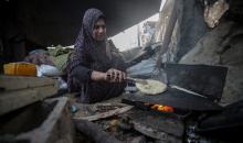 العائلات الفلسطينية العائدة إلى جباليا في شمال قطاع غزة تواصل حياتها بوسائل محدودة. تصوير: عمر أشتوي