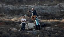 يمنع المزارعون الفلسطينيون من الوصول إلى بساتين الزيتون الخاصة بهم من قبل القوات الإسرائيلية في قرية سعير، شرقي الخليل،  23 أكتوبر 2025