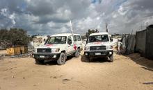 طواقم إسعاف فلسطينية تدفن جثث فلسطينيين مجهولي الهوية في مقبرة جماعية جنوب دير البلح، بعد استلامها من جيش الاحتلال الإسرائيلي الذي احتجزهم منذ 7 أكتوبر/تشرين الأول 2023