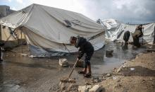 منظر لخيام النازحين في ميناء غزة بعد أن غمرتها مياه الأمطار، مخلفةً بركًا من الماء والطين في أنحاء مدينة غزة، 14 نوفمبر/تشرين الثاني 2025.