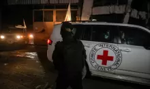 مركبات تابعة للجنة الدولية لـ«الصليب الأحمر» تنقل رفات رهائن إسرائيليين سلمتهم «حماس» في مدينة غزة... 14 أكتوبر (إ.ب.أ).webp