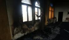 فلسطينيون يتفقدون مسجدًا في بلدة دير استيا بالضفة الغربية بعد أن أضرم فيه مستوطنون إسرائيليون النار، وفقًا لسكان محليين