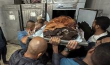 فلسطينيون ينقلون الشهداء والجرحى إلى مستشفى شهداء الأقصى بعد أن استهدفت الغارات الإسرائيلية منازل متفرقة في دير البلح وسط قطاع غزة في 22 نوفمبر 2025 (4).jpg