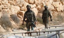 قوات الاحتلال والمستوطنون الإسرائيليون يمنعون المزارعين الفلسطينيين من الوصول إلى حقولهم الزراعية، باستخدام قنابل الصوت والغاز المسيل للدموع في بلدة ترقوميا، في الخليل