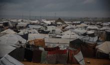 منظر لخيام النازحين في ميناء غزة بعد أن غمرتها مياه الأمطار، مخلفةً بركًا من الماء والطين في أنحاء مدينة غزة، 14 نوفمبر/تشرين الثاني 2025.