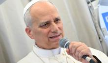 البابا ليو يتحدث إلى صحفيين على متن طائرة البابا المتجهة إلى بيروت يوم الأحد. صورة لرويترز.jpg