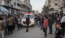 أفراد الدفاع المدني يبحثون في منزل محترق استهدفه غارات جوية إسرائيلية في مدينة غزة، في 22 نوفمبرتشرين الثاني 2025 (5).jpg