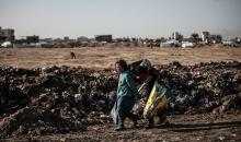 يبحث أطفال فلسطينيون في مخيم المغازي للاجئين يوميًا بين الأنقاض والقمامة عن بقايا الطعام وقطع الكرتون والبلاستيك والخشب لمساعدة عائلاتهم في الطهي في ظل انقطاع غاز الطهي عن غزة لفترة طويلة بسبب الحرب (12).jpg