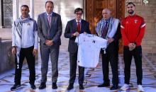 رئيس إقليم كتالونيا يستقبل وفدا من بعثة المنتخب الوطني برئاسة الفريق الرجوب.jpeg