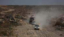 عمليات البحث لاستعادة جثث الرهائن الإسرائيليين، يجريها أعضاء من كتائب القسام، ومسؤولون من اللجنة الدولية للصليب الأحمر في حي الزيتون بقطاع غزة