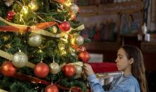 المسيحيون الفلسطينيون يزينون كنيسة دير اللاتين في مدينة غزة، في ظل الظروف الصعبة التي يمر بها القطاع المحاصر، استعدادًا لاحتفالات رأس السنة، ويواصلون استعداداتهم رغم الصعوبات التي يواجهها.  9 ديسمبر/كانون الأول 2025. تصوير: عمر أشتوي