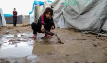 يُعاني النازحون الفلسطينيون من الفيضانات التي اجتاحت خيامهم إثر هطول أمطار غزيرة في غزة، 11 ديسمبر/كانون الأول 2025.