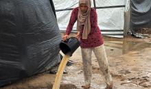 يُعاني الفلسطينيون من الفيضانات التي أعقبت هطول أمطار غزيرة على دير البلح، وسط قطاع غزة، في 11 ديسمبر/كانون الأول 2025