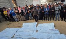 شارك فلسطينيون في جنازة 25 فلسطينياً، بينهم الصحفية هبة العبادلة، الذين فقدوا أرواحهم بعد استهداف منازلهم في غارة جوية إسرائيلية، ثم انتشالهم لاحقاً من تحت الأنقاض، في خان يونس، جنوب قطاع غزة، في 26 ديسمبر/كانون الأول 2025. (صورة: طارق محمد)