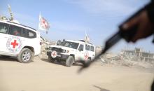 فرق من كتائب القسام ومسؤولون من الصليب الأحمر إلى جانب آليات ثقيلة تابعة لمصر،تجري عمليات بحث في حي الزيتون بمدينة غزة، لاستعادة جثة إسرائيلي في 8 ديسمبر/كانون الأول 2025. تصوير: عمر أشتوي