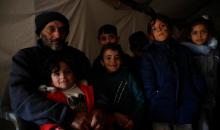 مياه الأمطار تغمر خيمة عائلة حرب التي أقامتها على أنقاض منزلهم الذي هدمه الجيش الإسرائيلي في 9 ديسمبر، في منطقة خلات الفرا، غرب يطا، جنوب الخليل، 29 ديسمبر/كانون الأول 2025. تصوير: مأمون وزواز