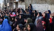 ودّع مواطنون فلسطينيون جثمان محمد بكر (35 عامًا)، وهو صياد، بعد استشهاده بنيران البحرية الإسرائيلية التي استهدفت قوارب صيد قبالة سواحل مدينة غزة، في 30 ديسمبر/كانون الأول 2025. صورة: عمر أشتوي