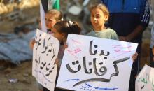 وقفة احتجاجية أمام منزل عائلة لبد المنهار على سكانه في مدينة غزة للمطالبة بتسريع جهود إعادة الإعمار وتوفير منازل متنقلة بدلاً من الخيام، 24 ديسمبر/كانون الأول 2025. تصوير: عمر أشتوي