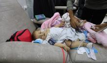 تتلقى الطفلة الفلسطينية سما أبو عجوة، المصابة بمرض نادر، رعاية طبية محدودة في مستشفى الشفاء بمدينة غزة، 19 ديسمبر/كانون الأول 2025. تصوير: عمر أشتوي