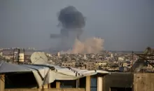 الدخان يتصاعد بعد انفجارات نفذها الجيش الإسرائيلي داخل الخط الأخضر شمال شرقي بيت لاهيا بغزة (أ.ف.ب).webp