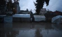 النازحون الفلسطينيون يواجهون برداً قارساً في الخيام بمدينة غزة، 15 ديسمبر/كانون الأول 2025. تصوير: عمر أشتوي