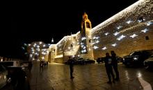 يشارك فنانون في موكب عيد الميلاد في بيت لحم في 14 ديسمبر/كانون الأول 2025. تصوير: مأمون وزواز