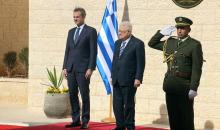 الرئيس الفلسطيني محمود عباس (أبو مازن) يلتقي رئيس الوزراء اليوناني كيرياكوس ميتسوتاكيس في رام الله، 22 ديسمبر/كانون الأول 2025. صورة: ثائر غنايم