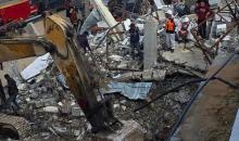 فرق الدفاع المدني تبدأ عمليات البحث عن 55 جثة تحت أنقاض 13 منزلاً دمرها القصف الإسرائيلي في خان يونس، 20 ديسمبر/كانون الأول 2025. صور: طارق محمد/ (APA )