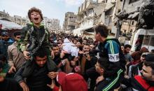 ودّع مواطنون جثمان محمد بكر (35 عامًا)، وهو صياد، بعد استشهاده بنيران البحرية الإسرائيلية التي استهدفت قوارب صيد قبالة سواحل مدينة غزة، في 30 ديسمبر/كانون الأول 2025