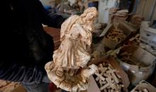 نحت خشب الزيتون في بيت لحم لصنع قطع فنية وهدايا متنوعة، تشمل منحوتات دينية وزخارف تقليدية وتذكارات، استعدادًا لعيد الميلاد، 18 ديسمبر/كانون الأول 2025 تصوير: مأمون وزواز/ (apa)