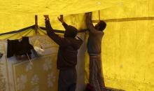 يُكافح الفلسطينيون النازحون، المقيمون في خيام مؤقتة، من أجل البقاء في ظل ظروف قاسية، حيث تجتاح الأمطار والعواصف الشديدة دير البلح، وسط قطاع غزة، في 28 ديسمبر/كانون الأول 2025