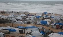 تعيش عائلات فلسطينية نازحة في خيام مهترئة غرب مدينة غزة، 28 ديسمبر/كانون الأول 2025. تصوير: عمر أشتوي