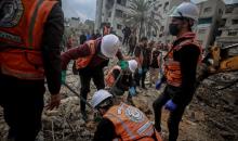 عمال الدفاع المدني الفلسطيني يبحثون عن جثث في مبنى منهار يعود لعائلة سالم، استُهدف بغارات إسرائيلية في بداية الحرب، في شارع الجلاء بمدينة غزة، يوم الاثنين 15 ديسمبر/كانون الأول 2025. صورة: عمر أشتوي