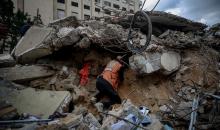 عمال الدفاع المدني الفلسطيني يبحثون عن جثث في مبنى منهار يعود لعائلة سالم، استُهدف بغارات إسرائيلية في بداية الحرب، في شارع الجلاء بمدينة غزة، يوم الاثنين 15 ديسمبر/كانون الأول 2025. صورة: عمر أشتوي