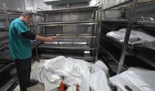 شارك فلسطينيون في جنازة 25 فلسطينياً، بينهم الصحفية هبة العبادلة، الذين فقدوا أرواحهم بعد استهداف منازلهم في غارة جوية إسرائيلية، ثم انتشالهم لاحقاً من تحت الأنقاض، في خان يونس، جنوب قطاع غزة، في 26 ديسمبر/كانون الأول 2025. (صورة: طارق محمد)