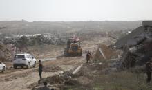 فرق من كتائب القسام ومسؤولون من الصليب الأحمر إلى جانب آليات ثقيلة تابعة لمصر،تجري عمليات بحث في حي الزيتون بمدينة غزة لاستعادة جثة إسرائيلي في 8 ديسمبر/كانون الأول 2025. تصوير: عمر أشتوي