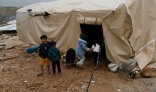 مياه الأمطار تغمر خيمة عائلة حرب التي أقامتها على أنقاض منزلهم الذي هدمه الجيش الإسرائيلي في 9 ديسمبر، في منطقة خلات الفرا، غرب يطا، جنوب الخليل، 29 ديسمبر/كانون الأول 2025. تصوير: مأمون وزواز