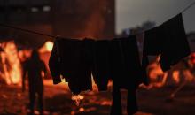 يعيش الفلسطينيون حياتهم اليومية الصعبة ليلاً في خيام نصبت في شوارع مدينة غزة، 5 ديسمبر/كانون الأول 2025.تصوير: عمر أشتوي