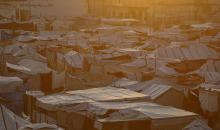 يواصل الفلسطينيون حياتهم اليومية في ظل ظروف صعبة في مدارس الأونروا بمدينة غزة في الأول من ديسمبر/كانون الأول 2025