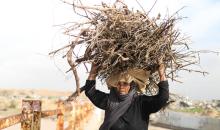 فتح الجيش الإسرائيلي مجرى وادي غزة، مما أدى إلى ارتفاع منسوب المياه إلى مستوى الجسر. وقد فاقم هذا الوضع معاناة العائلات النازحة التي كانت تقيم في خيام بالمنطقة بعد أن فاض الوادي وجرف خيامها، 29 ديسمبر/كانون الأول 2025. صورة: رمزي أبو عامر