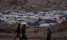 يواصل الفلسطينيون النازحون حياتهم اليومية في ظل ظروف صعبة داخل خيام النزوح المنتشرة وسط الدمار في حي الزيتون، جنوب شرق مدينة غزة، في 9 ديسمبر/كانون الأول 2025. تصوير: عمر أشتوي