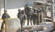 فلسطينيون يحملون أمتعتهم بعد إجبارهم على مغادرة منازلهم على يد القوات الإسرائيلية خلال مداهمة مخيم نور شمس للاجئين في طولكرم، بالضفة الغربية المحتلة، في 17 ديسمبركانون الأول 2025. صورة محمد ناصر