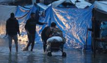 النازحون الفلسطينيون يواجهون برداً قارساً في الخيام بمدينة غزة، 15 ديسمبر/كانون الأول 2025. تصوير: عمر أشتوي