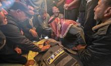 أقارب محمود وادي، الصحفي الذي استهدفته طائرة إسرائيلية بدون طيار وقتلته، ينعون جثمانه خلال مراسم الجنازة في مستشفى ناصر في خان يونس