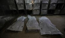 فلسطينيون ينعون ويحملون جثامين عدد من القتلى في غارة إسرائيلية على بيت لاهيا، بينهم أحد عناصر الدفاع المدني، خلال جنازة في مستشفى الشفاء بمدينة غزة