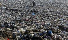 ١٣ ديسمبر/كانون الأول ٢٠٢٥، الأراضي الفلسطينية، خان يونس: طفل فلسطيني نازح يبحث بين النفايات في مكب النفايات شمال خان يونس، عن بلاستيك أو ورق لإشعال نار للطهي، بسبب انقطاع الغاز. ( عبد الرحيم الخطيب/وكالة الأنباء الألمانية عبر زوما برس )